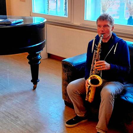 Mat Clasen in seinem geräumigen Musikstudio in Danneberg, in dem neben einem Klavier auch ein alter Sessel noch Platz hat. - Foto: Regine Henry