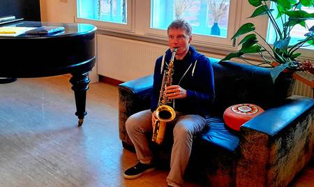 Mat Clasen in seinem geräumigen Musikstudio in Danneberg, in dem neben einem Klavier auch ein alter Sessel noch Platz hat. - Foto: Regine Henry