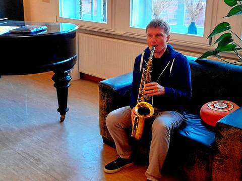 Mat Clasen in seinem geräumigen Musikstudio in Danneberg, in dem neben einem Klavier auch ein alter Sessel noch Platz hat. - Foto: Regine Henry