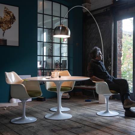 Fotograf Ramtin Zanjani sitzt in seinem schuppen.studio und schaut hinaus ins Grüne