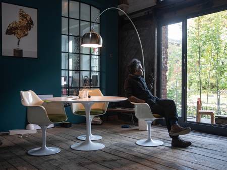 Fotograf Ramtin Zanjani sitzt in seinem schuppen.studio und schaut hinaus ins Grüne