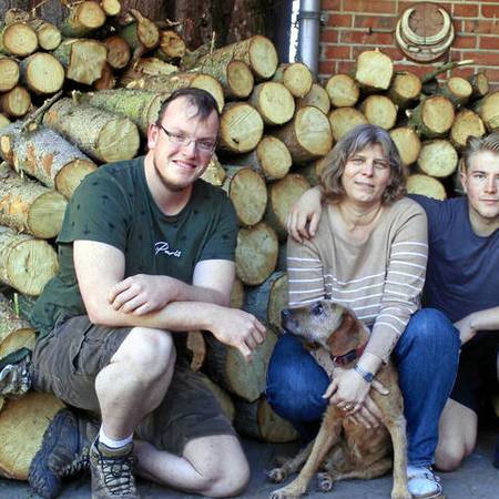 Lea, Lutz und Anja Eichhorn (von rechts) mit Hund Tom leben seit 2016 in Lütenthien. Marco Barth ist derzeitiger Mitbewohner und kommt ebenfalls aus Namibia. Er absolviert eine Ausbildung in Deutschland. Es fehlt Ehemann Frank, der zum Aufnahmezeitpunkt in Namibia war.
