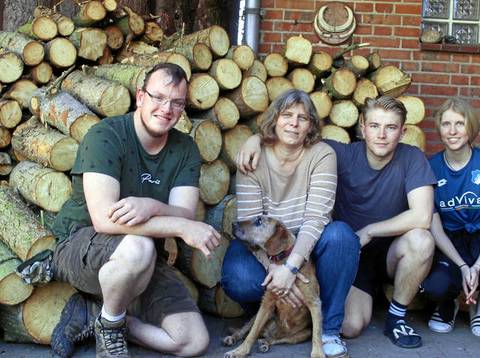 Lea, Lutz und Anja Eichhorn (von rechts) mit Hund Tom leben seit 2016 in Lütenthien. Marco Barth ist derzeitiger Mitbewohner und kommt ebenfalls aus Namibia. Er absolviert eine Ausbildung in Deutschland. Es fehlt Ehemann Frank, der zum Aufnahmezeitpunkt in Namibia war.