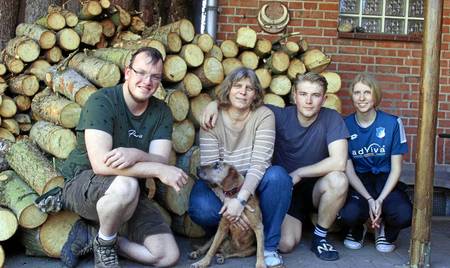 Lea, Lutz und Anja Eichhorn (von rechts) mit Hund Tom leben seit 2016 in Lütenthien. Marco Barth ist derzeitiger Mitbewohner und kommt ebenfalls aus Namibia. Er absolviert eine Ausbildung in Deutschland. Es fehlt Ehemann Frank, der zum Aufnahmezeitpunkt in Namibia war.