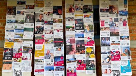 Viele bunte Stellenanzeigen unter einem Reetdach