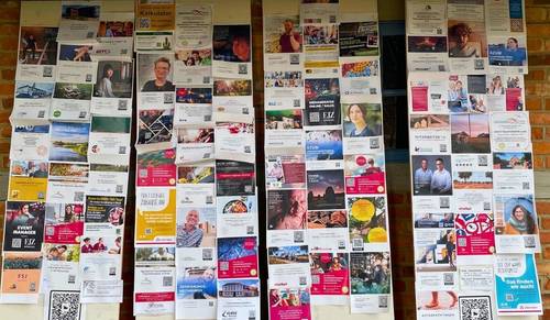Viele bunte Stellenanzeigen unter einem Reetdach