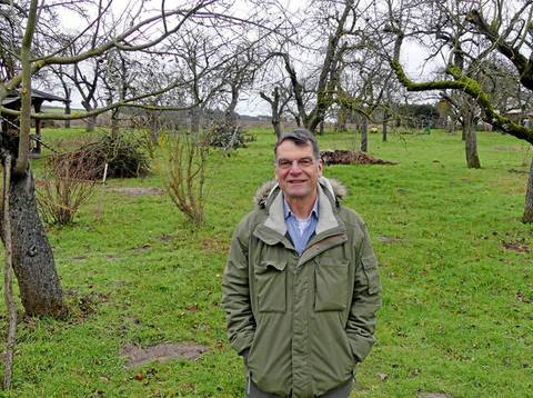 Manfred Uhlig an einem für ihn sehr wichtigen Ort: im Obstgarten seiner Schwiegereltern, die es ebenfalls nach Vietze gezogen hat. Für den 64-jährigen Filmemacher bedeutet das Dorf an der Elbe inzwischen tatsächlich: Heimat. 