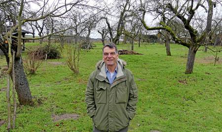 Manfred Uhlig an einem für ihn sehr wichtigen Ort: im Obstgarten seiner Schwiegereltern, die es ebenfalls nach Vietze gezogen hat. Für den 64-jährigen Filmemacher bedeutet das Dorf an der Elbe inzwischen tatsächlich: Heimat. 