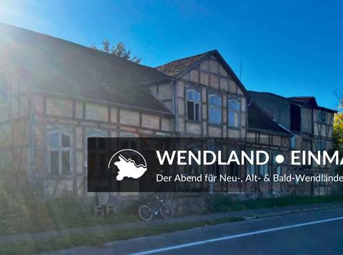 Altes, teilweise verfallenes Fachwerkhaus an einer Bundesstraße