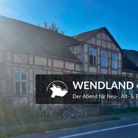 Altes, teilweise verfallenes Fachwerkhaus an einer Bundesstraße