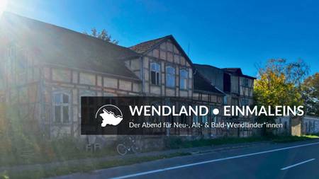 Altes, teilweise verfallenes Fachwerkhaus an einer Bundesstraße