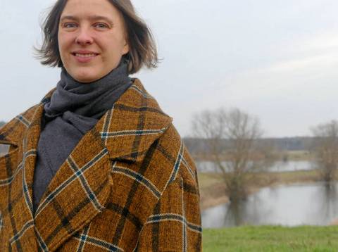 Franziska Gerstenberg an der Elbe in Damnatz.