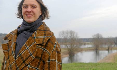 Franziska Gerstenberg an der Elbe in Damnatz.