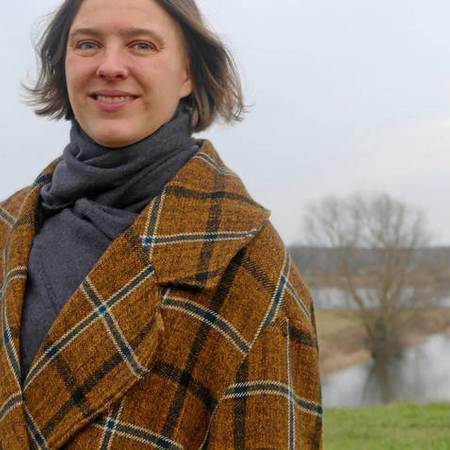 Franziska Gerstenberg an der Elbe in Damnatz.